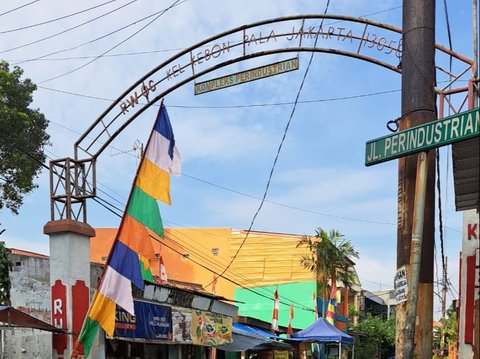 Melihat Hutan Kota Jakarta Jadi 'Basecamp' Komunitas LGBT, Kondom dan Miras Berserakan