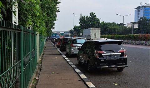 Kamal mengungkap beberapa anggota komunitas LGBT tersebut memarkirkan mobilnya di Jalan Perindustrian sebelum menuju hutan kota.