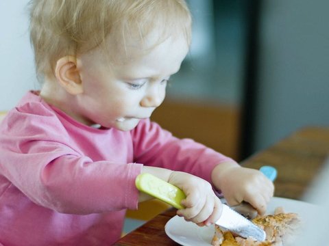 Tak hanya variasi menu, ide memberikan makanan pada anak pun harus bervariasi. Misalnya saja dengan membuatnya menjadi makanan yang bisa digenggam anak atau finger food.