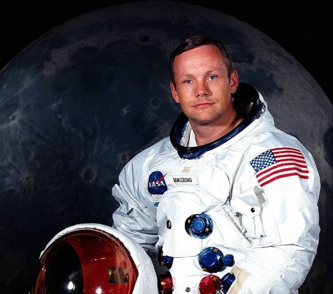 Sebelumnya, pada 20 Juli 1969 disebutkan Neil Armstrong dikenal sebagai orang pertama yang menjejakkan kakinya di Bulan dan disusul oleh Buzz Aldrin yang membantunya menancapkan bendera Amerika di Permukaan Bulan. Cerita itu sudah barang tentu sering didengar orang-orang.