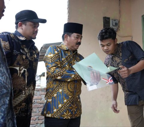 Didampingi oleh Walikota Medan, Bobby Nasution, Hadi membagikan sertifikat tanah wakaf di Masjid Fajar Ramadhan, Kecamatan Medan Johor kepada 11 penerima peruntukan masjid, mushola dan sarana sosial keagamaan.