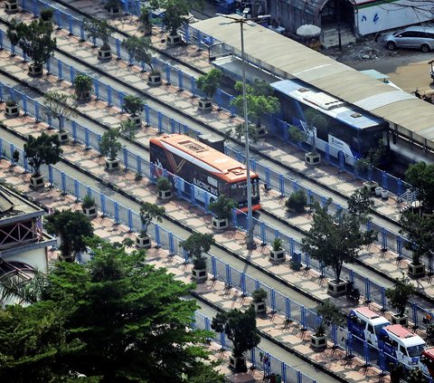 Suasana Terminal Blok M dengan aktivitas bus terlihat dari atas, Jakarta, Kamis (20/7/2023). <br /><br />PT Mass Rapid Transit (MRT) Jakarta berencana menjadikan kawasan Blok M menjadi berorientasi transit (transit oriented development/TOD).