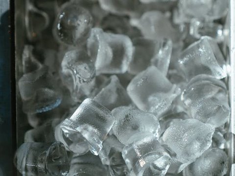Mengunyah es batu bagi sebagian orang menjadi cara terampuh untuk mengatasi rasa haus atau rasa pedas. Tetapi, terlalu sering mengonsumsi es batu ternyata memiliki efek yang buruk untuk gigi.