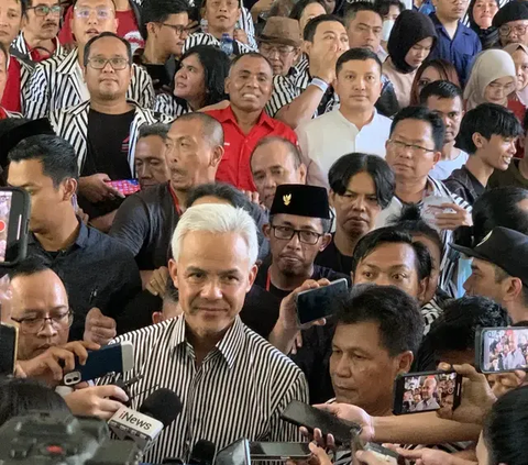 Bakal calon Presiden Ganjar Pranowo mengungkapkan, baju garis hitam putih yang sering dia pakai merupakan desain dari Presiden Jokowi. Lalu, pesan apa yang ingin disampaikan Ganjar?