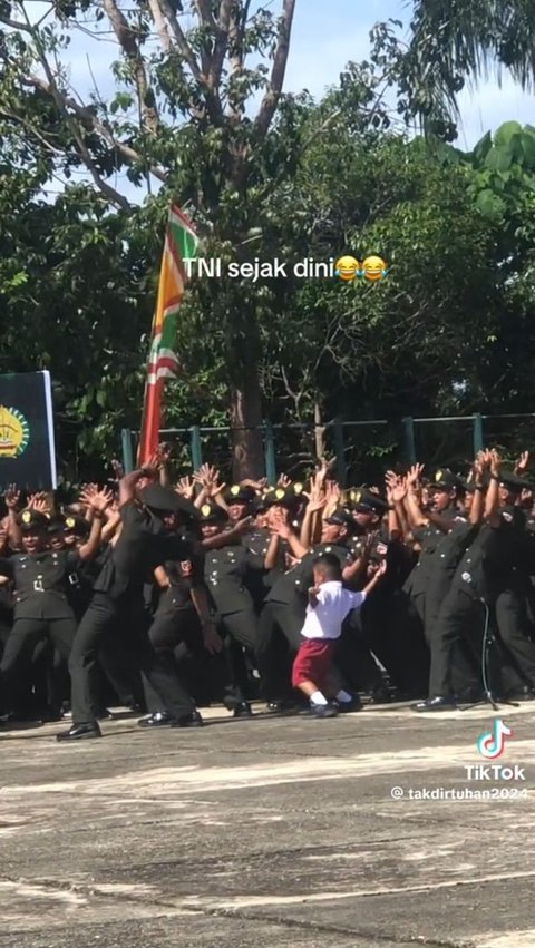 Gabung Peragakan Yel-Yel Tentara Bareng Anggota TNI, Aksi Anak SD Ini Jadi Viral
