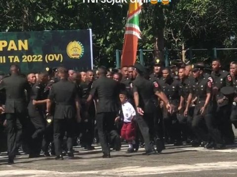 Gabung Peragakan Yel-Yel Tentara Bareng Anggota TNI, Aksi Anak SD Ini Jadi Viral