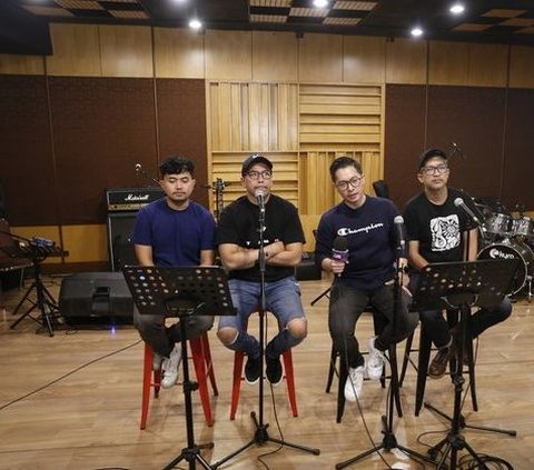 Band yang beranggotakan Arief (gitar), Anton (drum), dan Fandy (vokal) ini siap menghadirkan penampilan spesial kepada para penggemar. Berbagai persiapan mulai dilakukan jelang konser yang akan digelar kurang dari dua pekan lagi.