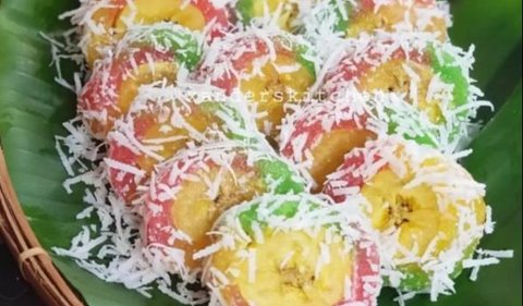 Kue Kacamata <br /><br />Bahan-bahan:<br /><br />- 5 buah pisang kepok<br />- 500 gr singkong<br />- 1/4 butir kelapa setengah tua, parut<br />- 125 gr gula pasir<br />- 1/2 sdt vanili bubuk<br />- 1/2 sdt garam<br />- Pewarna kue warna kuning, hijau dan merah<br />- Daun pisang dan lidi secukupnya untuk membungkus