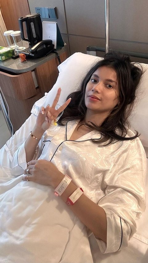 Saat ini, Sabrina masih menjalani perawatan di rumah sakit. Meski tengah sakit, Sabrina masih sempat membagikan kondisi terbarunya di Instagram Stories pribadinya.