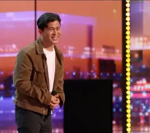 Cakra Khan menjadi pembicaraan publik media sosial Indonesia setelah menjadi peserta audisi America's Got Talent season 18. Penampilan Cakra mampu membuat empat juri selebriti memberikan standing ovation.