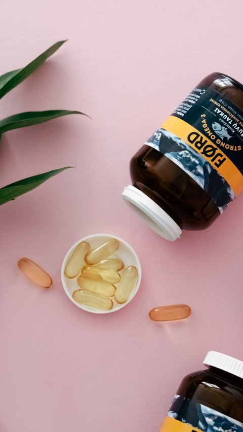 7. Menunjang Tumbuh Kembang Janin<br /><br />DHA menyumbang 40% asam lemak tak jenuh ganda di otak dan 60% di retina janin. Apabila ibu rutin mengonsumsi omega-3 selama masa kehamilan, maka beberapa manfaat yang dapat dirasakan oleh bayi adalah sebagai berikut:<br /><br />- Penurunan risiko keterlambatan dalam tumbuh kembang<br />- Penurunan risiko autisme, ADHD, dan cerebral palsy<br />- Memiliki kecerdasan yang lebih tinggi