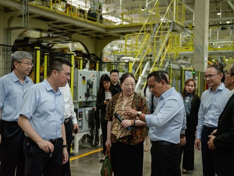 Menteri Investasi Bahlil Lahadalia Terpukau Kecanggihan Pabrik Mobil Chery di Wuhu, China