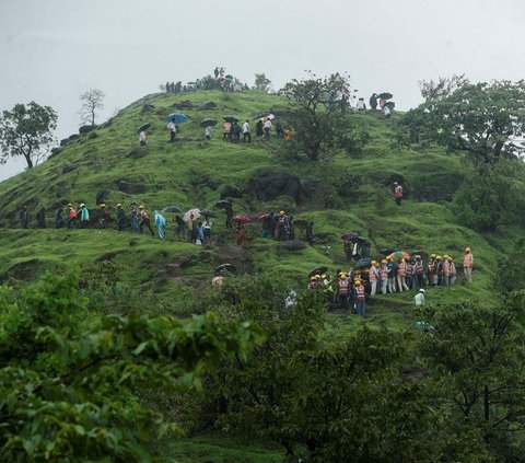 Bencana tanah longsor terjadi di sebuah dusun di pegunungan terpencil  Irshalwadi,  negara bagian Maharashtra, India, pada Kamis (20/7/2023). <br /><br />Terjangan tanah longsor meratakan beberapa rumah dan menjebak banyak orang yang tinggal di sana.