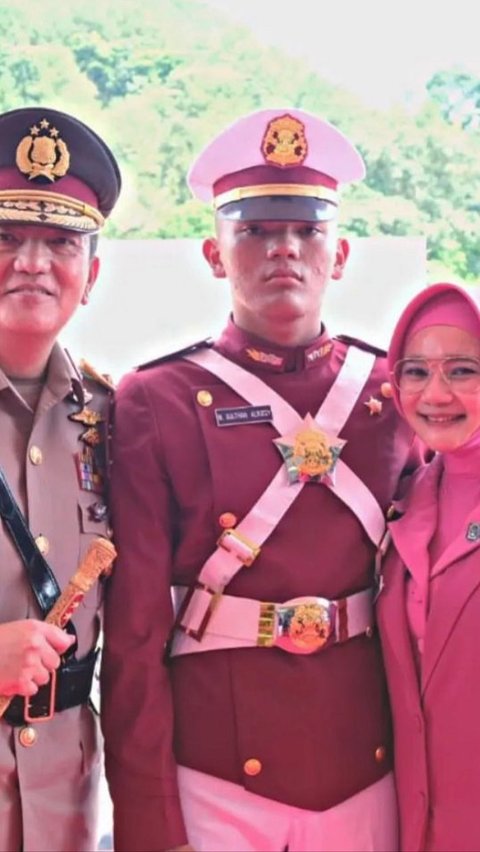 Sultan Alrizqy sukses menjadi sorotan. Taruna Akpol ini tampak begitu gagah dengan seragam khas-nya. Ia tampak berfoto dengan diapit oleh kedua orangtuanya.