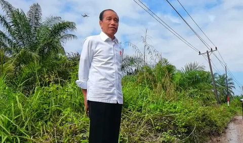 Jokowi, rupanya tidak menggunakan helikopter tersebut dalam kunjungan. Jokowi memilih jalur darat.