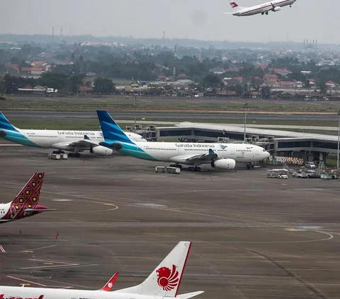 Kesiapan infrastruktur dan fasilitas di sisi udara (air side) dan sisi darat (land side) juga berperan vital dalam memastikan kelancaran penerbangan.