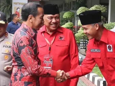 SMRC: Pakai Baju Desain Jokowi, Ganjar Ingin Buktikan Diri Bukan Hanya Milik PDIP