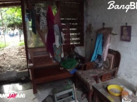 Tinggal Sebatang Kara di Rumah Tak Layak Huni