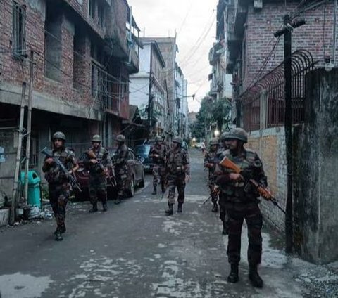 Sedikitnya 130 orang--terbanyak dari Kuki-Zo--tewas dan lebih dari 50.000 orang mengungsi akibat konflik antara kedua etnis itu. Pertikaian dipicu oleh gagasan bahwa kelompok Meitei akan memperoleh keistimewaan dalam hal pendidikan dan peluang kerja di pemerintahan.