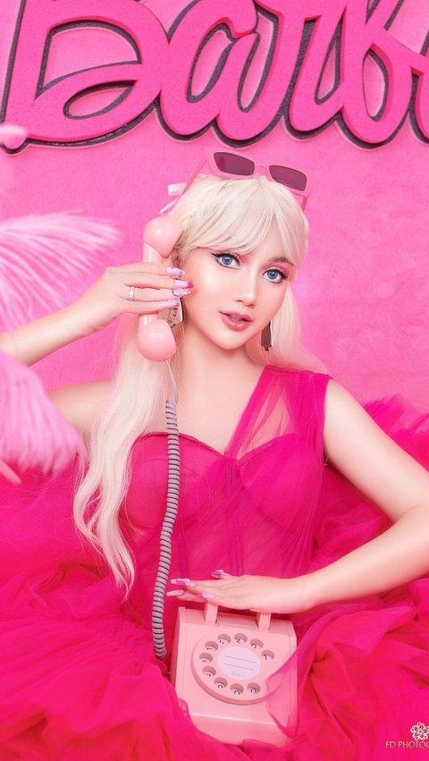 Make up di wajah Nanda terlihat lebih terang dibanding milik Tasya. Kulit seputih susu jadi salah satu higlight dari cosplay Barbie kali ini.