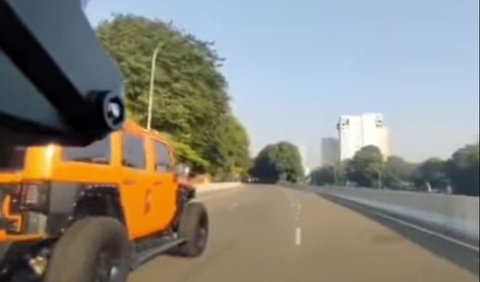 Viral rekaman video di media sosial merekam aksi mobil Jeep Rubicon warna oranye ugal-ugalan.