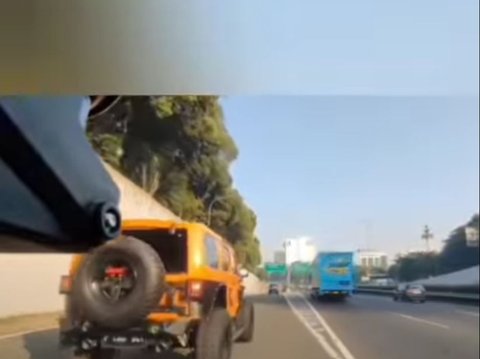 Viral Rubicon Oranye Ugal-ugalan Serempet Pengendara Lain di Exit Tol Mampang