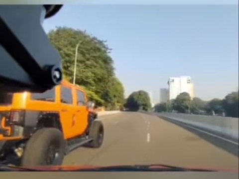 Viral Rubicon Oranye Ugal-ugalan Serempet Pengendara Lain di Exit Tol Mampang