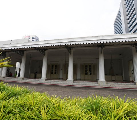 Sebanyak 10 jabatan eselon II atau setara kepala dinas di lingkungan Pemprov DKI Jakarta saat ini masih kosong. Jabatan kosong itu kini diisi  kepada pelaksana tugas (Plt).