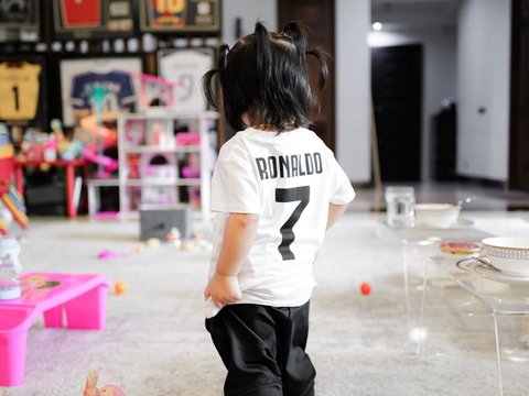 Potret Ameena Anak Atta Halilintar & Aurel Pakai Jersey Cristiano Ronaldo, Gaya Lucunya Gemesin Banget!