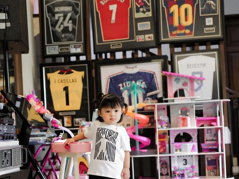 Potret Ameena Anak Atta Halilintar & Aurel Pakai Jersey Cristiano Ronaldo, Gaya Lucunya Gemesin Banget!