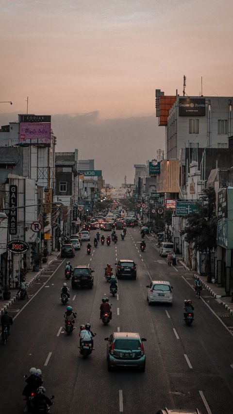 Harga tiket tersebut tidak termasuk tiket kemah, yang meliputi fasilitas sewa tenda, sleeping bag, matras, dan lampu penerangan. <br /><br />Lokasinya ada di Kampung Puncak Mulya, Jalan Cukul, Sukaluyu, Pangalengan, Kabupaten Bandung.