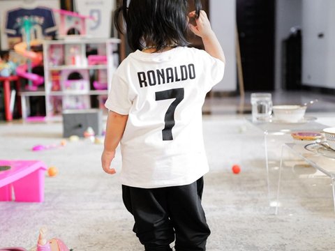 Potret Ameena Anak Atta Halilintar & Aurel Pakai Jersey Cristiano Ronaldo, Gaya Lucunya Gemesin Banget!