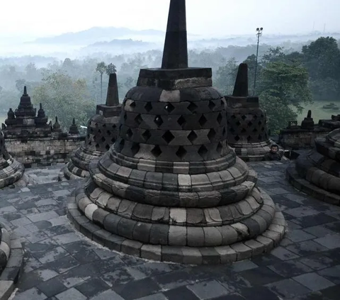 Luhut mengatakan sejumlah pengembangan yang akan dilakukan di kawasan Borobudur antara lain penataan kabel yang akan menggunakan metode kabel tanam, pembangunan health tourist destination, penerapan budaya kearifan lokal hingga pelatihan UMKM yang akan digarap lebih serius.