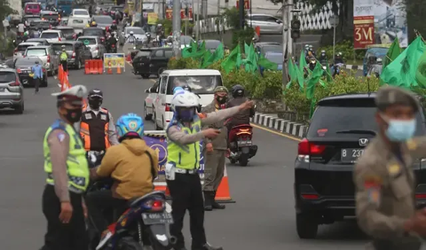 Menurut Yayat, kemacetan di Jalur Puncak sulit ditolong jika melihat pada kepadatan bangunan, bangkitan ekonomi yang tinggi hingga menjadi pusat wisata.