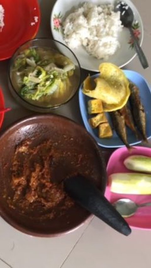 Tak mau jadi bulan-bulanan netizen, pemilik akun @si.ibunn akhirnya memberi detail bagaimana dirinya dan keluarga hidup. Terungkap ia dan keluarga selalu makan dengan lauk yang secukupnya.