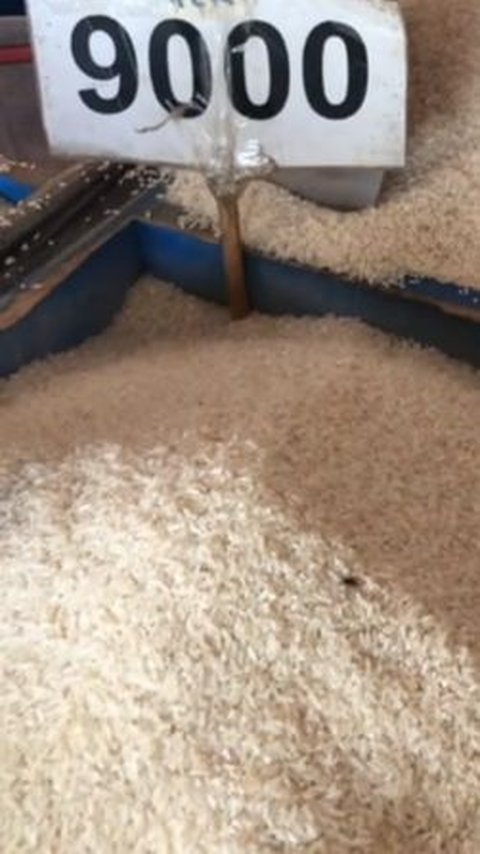 Beras yang dimakan pemilik akun dan keluarga juga diperhitungkan dengan terperinci. Ia hanya mengalokasikan beras seharga Rp9.000/kilo sebanyak 12 kg untuk 3 orang makan dalam sebulan.