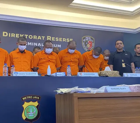 Ke-12 tersangka itu masing-masing berinisial MA alias L, R alias R, DS alias R alias B, HA alias D, ST alias I, H alias T alias A, HS alias H, GS alias G, EP alias E, LF alias L. Mereka dikenakan Pasal 2 Ayat (1) dan Ayat (2) dan atau Pasal 4 Undang Undang Republik Indonesia Nomor 21 Tahun 2007 tentang Pemberantasan Tindak Pidana Perdagangan Orang.