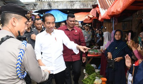 Presiden Jokowi meminta pemerintah daerah untuk lebih fokus dalam bekerja dan memprioritaskan penggunaan anggaran, salah satunya penyelesaian infrastruktur.