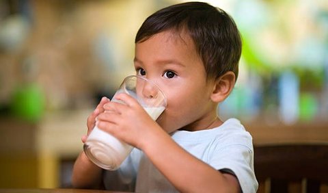 Manfaat Minum Susu Sebelum Tidur untuk Anak