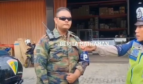 Bahkan turut nampak membawa HT saat berkendara dengan sepeda motornya.