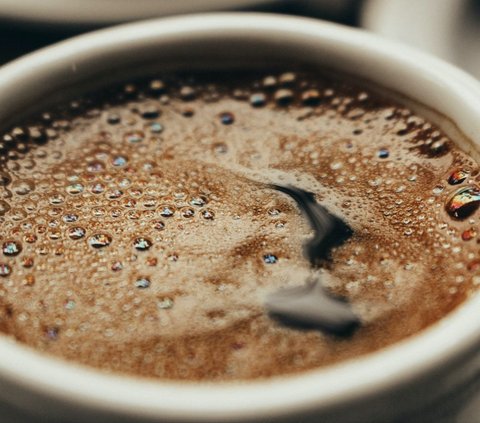 Kopi merupakan salah satu minuman yang memilkii manfaat kesehatan luar biasa. Hal ini terutama ketika kopi diseduh langsung tanpa tambahan gula dan susu.
