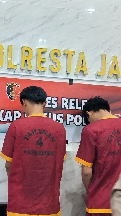 Karena keributan itu, S menghubungi abang iparnya Henza untuk memanggil suaminya Henzi. 