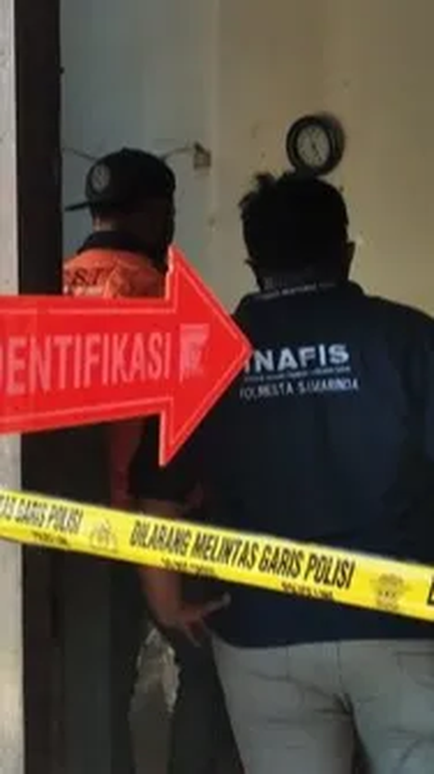 Saat Henza dan Henzi tiba, M sedang membanting S. Mereka mengajak pria itu berkelahi.