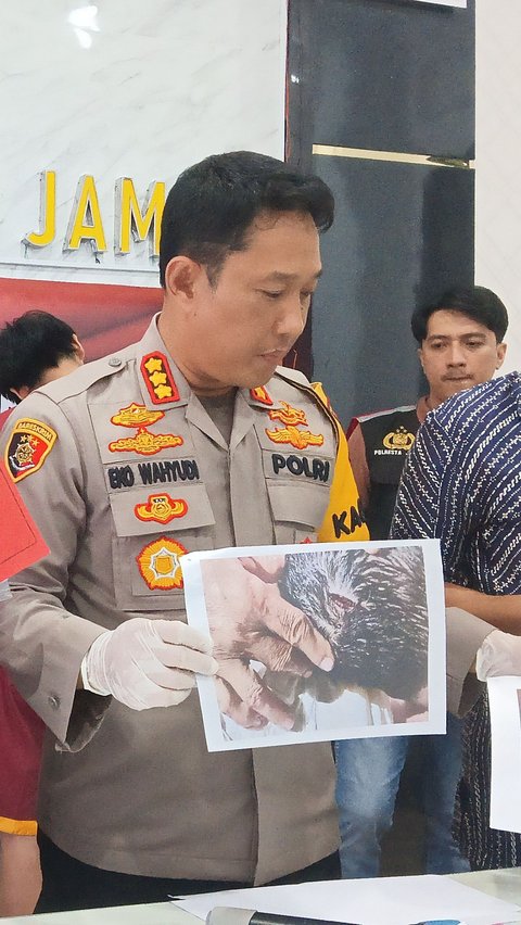 Barang bukti yang diamankan polisi berupa batu bata dan senjata tajam jenis pisau.