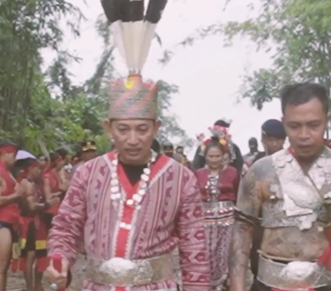 Gelar itu diberikan langsung pemimpin Pasukan Merah Dayak, Panglima Jilah. Pemberian gelar dilakukan saat HUT Keramat Patih Patinggi Tahun 2023 di Makam keramat Patih Patinggi, Mempawah, Kalimantan Barat.