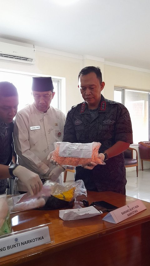 Keduanya mengaku bertugas menjemput narkotika dari Pekanbaru. 