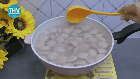 7. Supaya sendok tidak lengket, masukkan ke dalam mangkok berisi es batu. Lakukan hingga semua adonan habis.