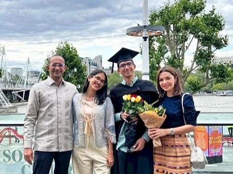 Momen Wisuda Anak Najwa Shihab di Inggris