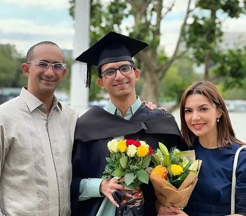 Raut bahagia terpancar dari Najwa Shihab dan sang suami, Ibrahim Sjarief Assegaf. Najwa Shihab dan suami tampak mengabadikan foto bersama sang putra.