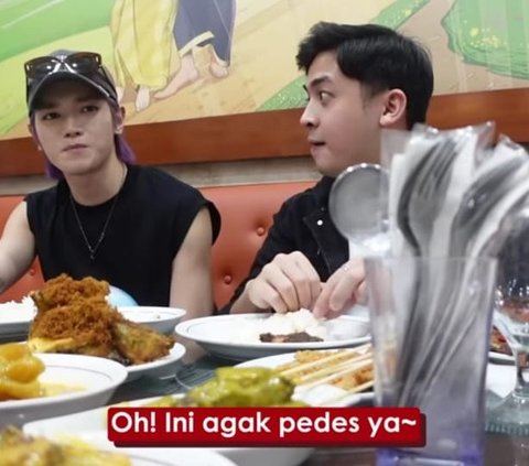 Potret Taeyong NCT Diajak Jerome Polin ke Restoran Padang, Makan Petai dan Jengkol